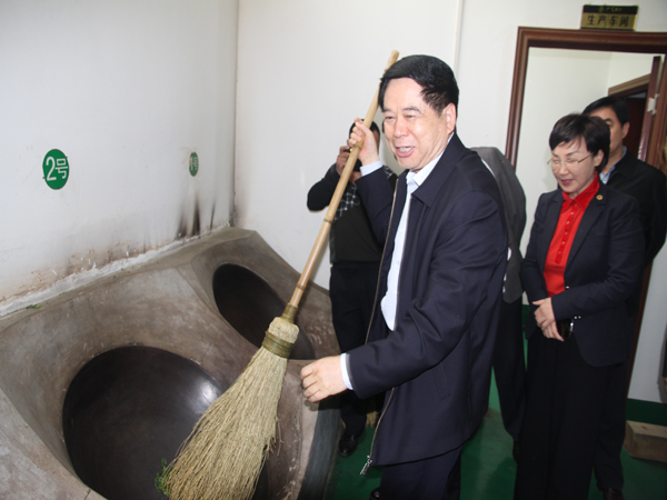 2014年5月8日省政協(xié)副主席靳克文攜調(diào)研組一行蒞臨廣義茶印象園參觀指導