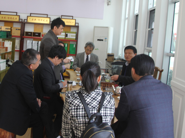 日本長崎縣立大學(xué)教授到廣義茶印象園調(diào)研信陽茶產(chǎn)業(yè)情況