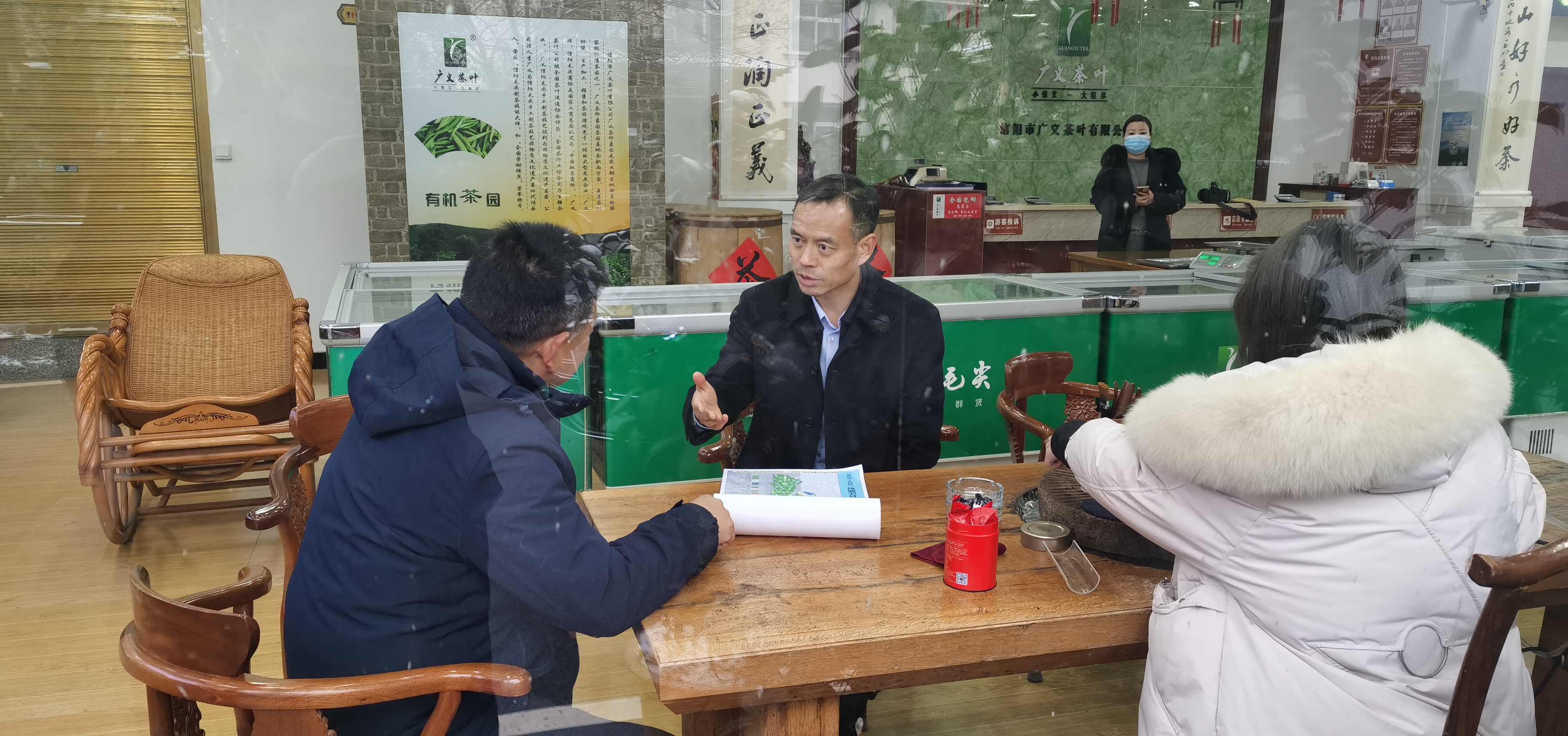 信陽市委常委、副市長秦保建到信陽市廣義茶葉有限公司慰問全國勞模李廣義同志