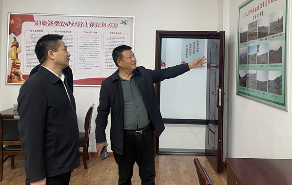2022年11月9日 ，浉河區(qū)工會胡華庭主席來信陽市廣義茶葉有限公司慰問全國勞模李廣義同志，并傳達黨的二十大精神。